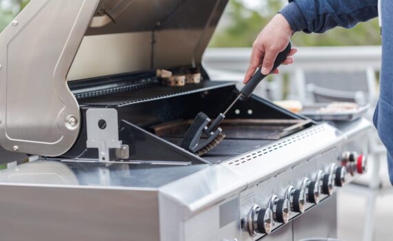 Cleaning outdoor gas grill