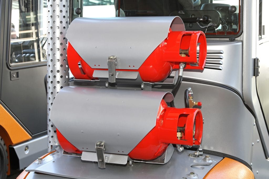 Dual gas bottles at hybrid power forklift